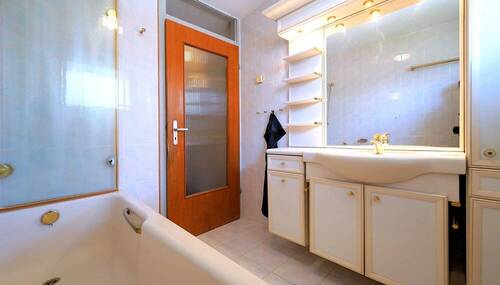 EG: Blick ins Badezimmer! - 