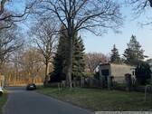 Blick von der Straße zum Grundstück - 