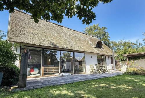 Hauptansicht-2 - REETDACHTRAUM IN BESTLAGE VON ST. PETER-ORDING. IHR NEUES ZUHAUSE ODER PERFEKTES WOCHENENDREFUGIUM.