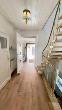 Flur EG mit Treppe zum OG - 