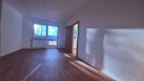 Wohnzimmer mit Balkon - Beispiel - Etagenwohnung mit 70,40 m&sup2; in Görlitz zur Miete