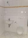 Bad mit WC und Waschbecken - 