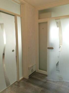 Flur mit Glastüren zur Küche und Wohnzimmer - 