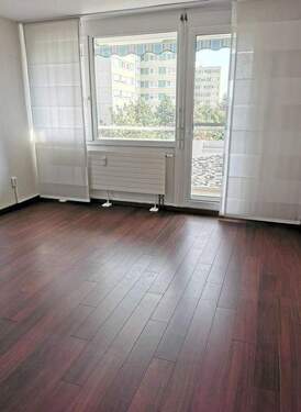 Wohnzimmer mit Blick zum Balkon - 