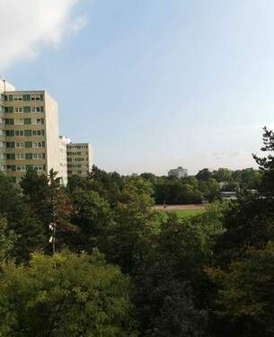 Blick aus dem Fenster in Richtung Edigheim - Helle und gut geschnittene Wohnung mit Einbauküche sucht neue Eigentümer!!