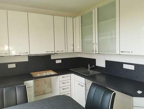 Küche mit Tisch und Stühlen - 