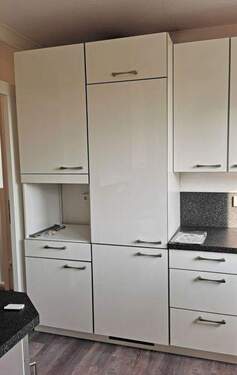 Küchenzeile mit Kühlschrank und Gefrierteil - 