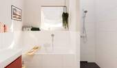 Das moderne Tageslichtbad mit Badewanne und bodeng - 