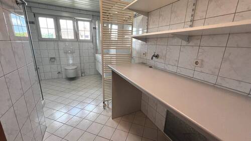 Badezimmer mit Waschmaschinenanschluss - 
