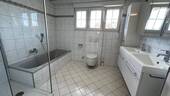Tageslichtbad mit Dusche und Badewanne - 