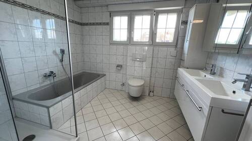 Tageslichtbad mit Dusche und Badewanne - 