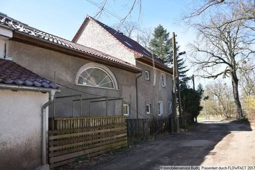 Straßenansicht des Wohngebäudes - 