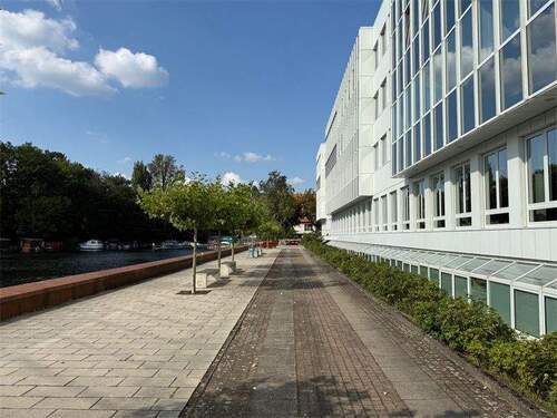 Aussenanlage Hafen und Kantien - Büro mit Lager möglichkeiten zu mieten im Gewerbe Park