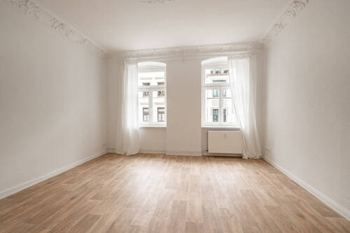 Wohnzimmer mit liebevoll designter Stuckdecke - Etagenwohnung mit 67,00 m&sup2; in Schwerin zum Kaufen