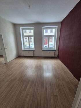 Wohnzimmer mit anliegendem Zimmer - 3 Zimmer Etagenwohnung zur Miete in Schwerin