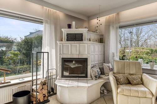 Kachelofen im Wohnzimmer - Mehrfamilienhaus, Wohnhaus mit 143,00 m&sup2; in Heikendorf zum Kaufen