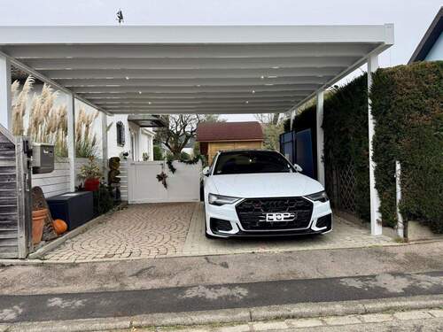 Eingangsbereich / Carport - 7 Zimmer Einfamilienhaus in Teningen