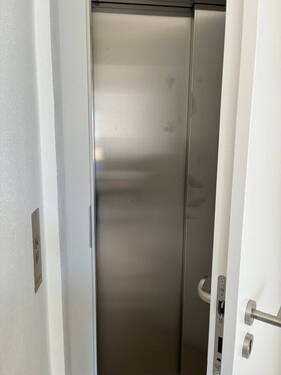 Aufzug hinter der Türe - 