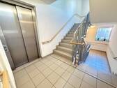 Treppenhaus mit Aufzug - Etagenwohnung mit 56,30 m² in Nürnberg zum Kaufen