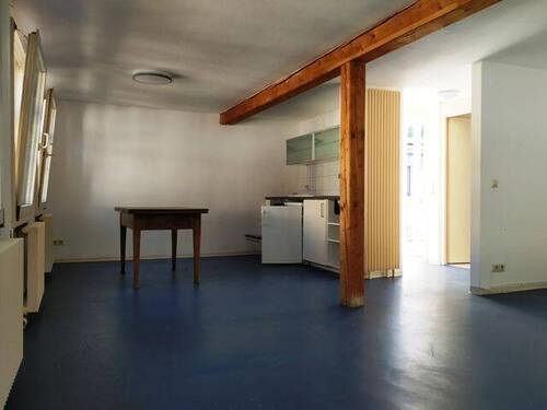 ...mit Linoleum-Fußboden - 