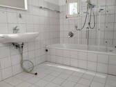 1. OG_Badezimmer mit Duschwanne - 