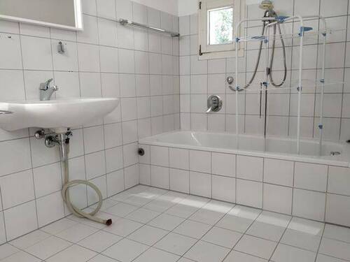 1. OG_Badezimmer mit Duschwanne - 
