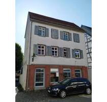 Wohnhaus mit Ladeneinheit in der Stadtmitte - Niederstetten