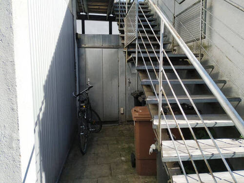 hinter dem Haus_Platz für die Mülltonnen - 