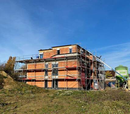 Im Rohbau - EH40 NEUBAU: Übergabe & Bezug der Wohnungen ab April 2026 möglich.