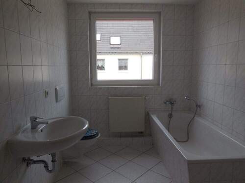 Wannenbad - 3 Zimmer Etagenwohnung zur Miete in Dessau-Roßlau