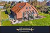 Luftbild - Modernisiertes Einfamilienhaus mit Wintergarten und großem Grundstück