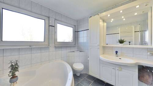 Das Tageslicht-Vollbadezimmer im OG - 