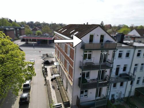 Luftaufnahme - 3-Zimmer-Dachgeschosswohnung mit Balkon
