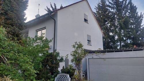 Giebelansicht mit Carport - 6 Zimmer Einfamilienhaus zum Kaufen in Cadolzburg