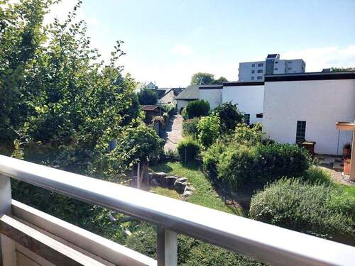 Blick vom Balkon zum hauseigenen Spielplatz - 