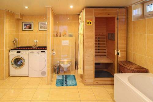 Badezimmer mit Sauna - 