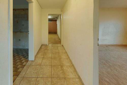 Eingangsbereich - 7 Zimmer Einfamilienhaus zum Kaufen in Murrhardt