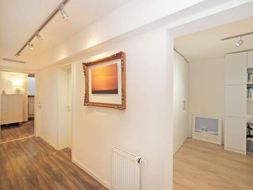 UG-Flur mit dem Blick zum Arbeitszimmer - 