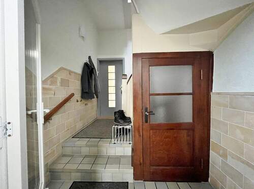 Flur Erdgeschoss und Kellereingang - 