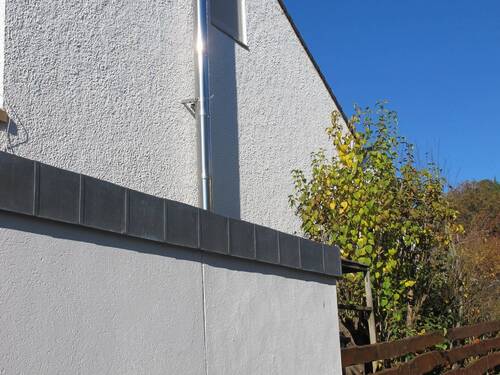 Ansicht Ostseite mit Edelstahlkamin.JPG - 4 Zimmer Reihenendhaus zum Kaufen in Steinenbronn