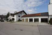 ... Wohnhaus und Garagen - 