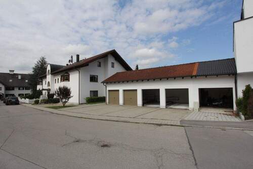 ... Wohnhaus und Garagen - 
