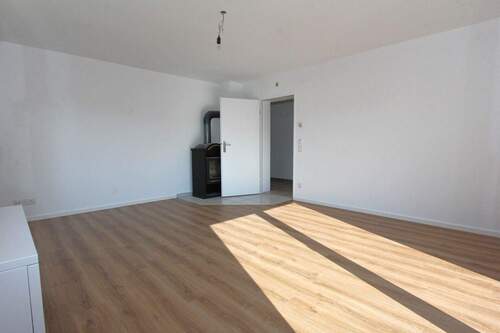 ... helles Wohnzimmer mit Schwedenofen ... - Etagenwohnung mit 83,00 m&sup2; in Gilching zur Miete