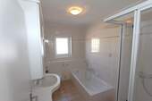 ... geräumiges Badezimmer mit Fenster... - 