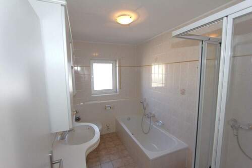 ... geräumiges Badezimmer mit Fenster... - 