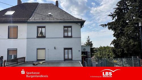 Straßenseite - Charmantes Haus mit Fernblick! - 184.000,00&nbsp;EUR Kaufpreis, ca.&nbsp; 135,00&nbsp;m&sup2;&nbsp;Wohnfl&auml;che