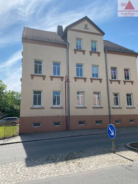 Straßenansicht - 2-Raum-Wohnung mit Stellplatz! - 270,00 EUR Kaltmiete, ca.  54,40 m² Wohnfläche