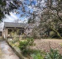 Einfamilienhaus und Garage auf großem Grundstück in Berlin-Karow