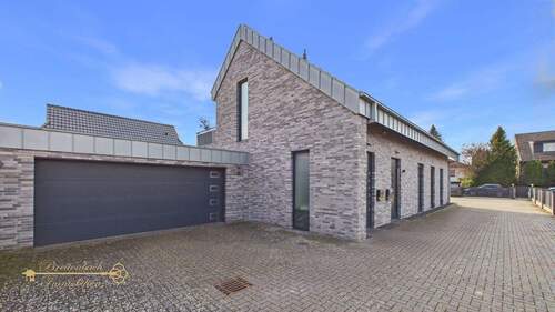 Einfahrt • Garage - 