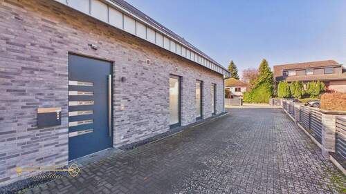 Einfahrt • Eingang - 4 Zimmer Etagenwohnung zum Kaufen in Oyten